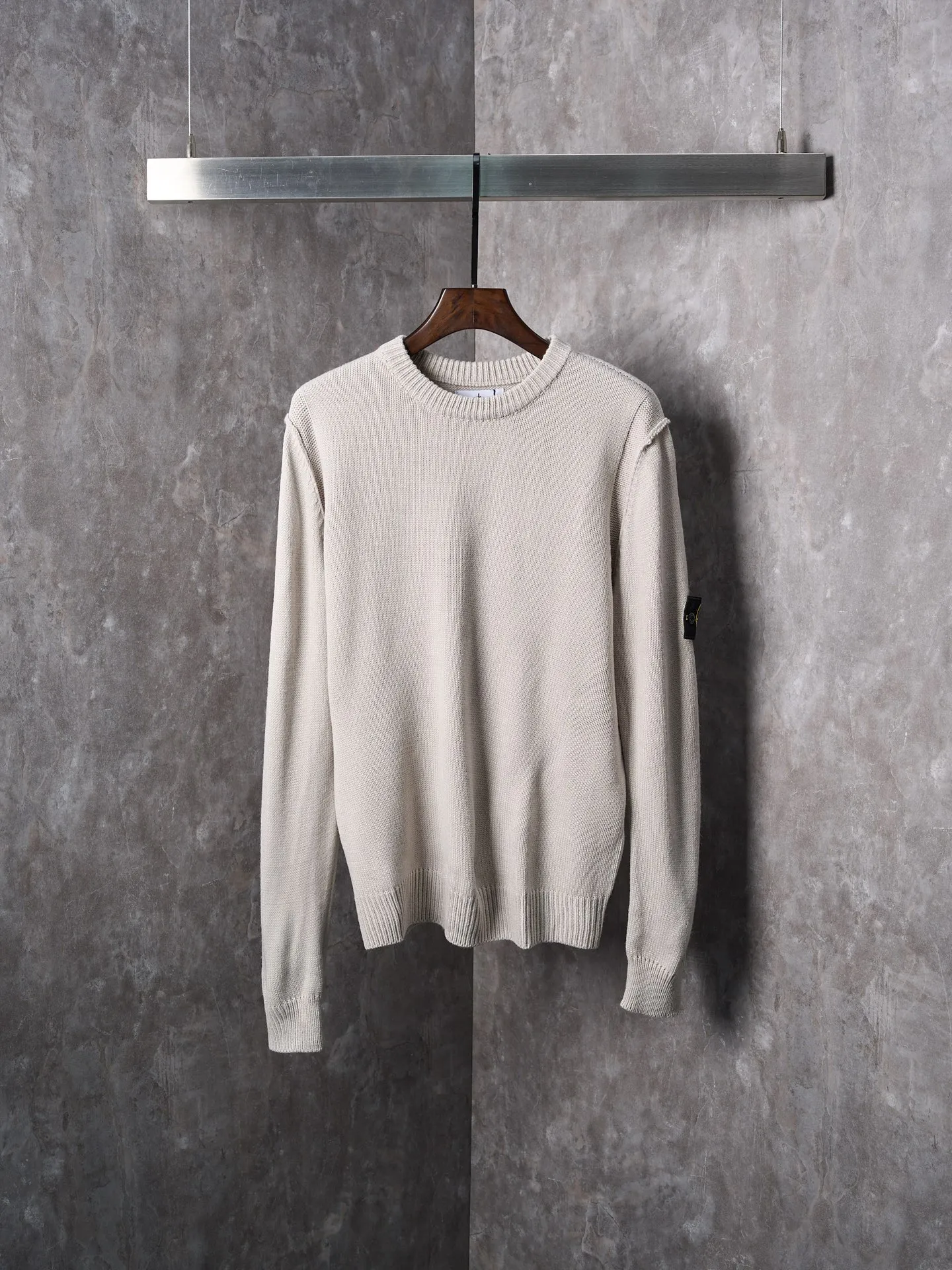 P410 Actual auction】Stonesland/Stone Island knitted round neck long-sleeved sweater with embroidered arm logo [Color] Black Gray Apricot [Ready Stock] S M L XL Made of 30% wool, 50% cotton, 20% spandex. The arm embroidery logo is made of double-layer soft leather, with embroidery logo technology on the surface and embellishment with the brand logo. Comes with laser engraved metal buttons. Garment washing-fixing color-fixing pattern-removing wool impurities.  This style is woven with a 7-needle imported machine, with knitted threads on the neck and hem, and embroidered logos on the arms to present the brand vision.